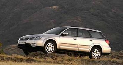 El nuevo Outback tiene un aspecto más elegante que el anterior e incluye unas protecciones más discretas en el frontal y en la base de las puertas. La línea es estilizada e integra bien el portón trasero.