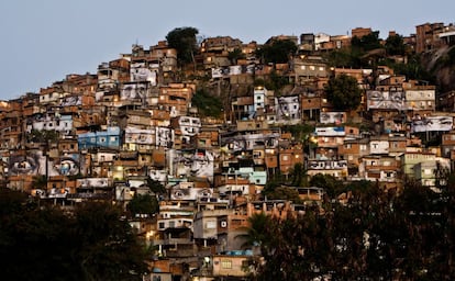 No momento em que o trabalho do artista, um mosaico de olhares e barracos, pôde ser visto do asfalto rico da cidade, o morro da Providência passou a ganhar espaço nas manchetes que iam além da violência e da miséria. Mas quando os jornais quiseram saber o que era aquilo, JR já estava longe: havia deixado todo o protagonismo para as mulheres sem voz da comunidade. “A narrativa delas é muito mais interessante que a minha”, diz. “A cidade via este lugar como um local violento, viam seus moradores como monstros. O poder da arte é mudar a percepção das coisas. Não dá respostas, mas gera muitas perguntas”.