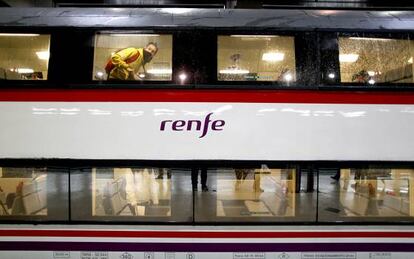 Un tren de cercanías en la estación de Atocha.