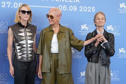 Cate Blanchett, Vicky Krieps y Charlotte Rampling en la presentación de Venecia de 'Hermano Hermano Hermano'.