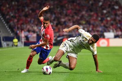 Samuel Lino  intenta arrebatar el balón a Jude Bellingham.