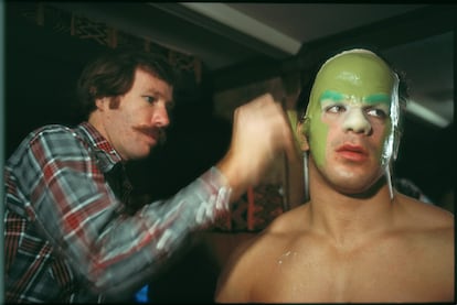 Lou Ferrigno siendo maquillado para convertirse en Hulk. 