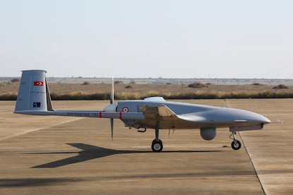 El primer dron Bayraktar TB2, en el aeropuerto turco de Gecitkale, en diciembre de 2019.