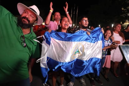 Personas celebran en San Salvador luego de que Sheynnis Palacios fuera coronada, el 18 de noviembre.