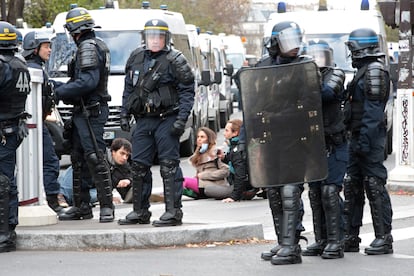 Activistas detenidos durante la manifestación contra el cambio climático en París.