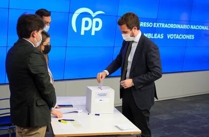 El presidente del PP, Pablo Casado, inserta su papeleta en la urna para la elección de su sucesor en el cargo, este lunes en la sede de la formación, en Madrid.