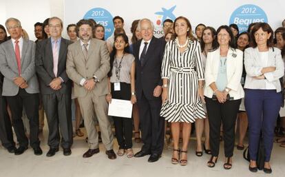 El director general de &quot;la Caixa&quot;, Juan Maria Nin, y la secretaria de Estado de Investigaci&oacute;n, Carmen Vela, (en el centro), junto a los becados