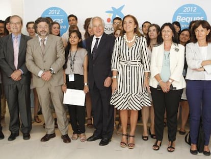 El director general de &quot;la Caixa&quot;, Juan Maria Nin, y la secretaria de Estado de Investigaci&oacute;n, Carmen Vela, (en el centro), junto a los becados