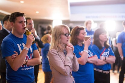 Según los resultados oficiales, divulgados en la ciudad de Manchester, al norte de Inglaterra, la participación fue del 72% de los votantes. En la imagen, seguidores de permanecer en la UE tras conocer los resultados, en la ciudad de Londres (Reino Unido).