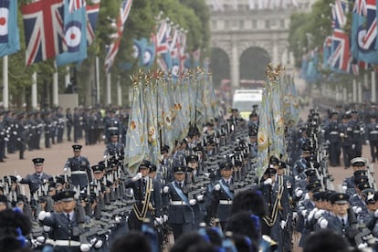 Desfile de los miembros de la Royal Air Force camino al Palacio de Buckingham en Londres.