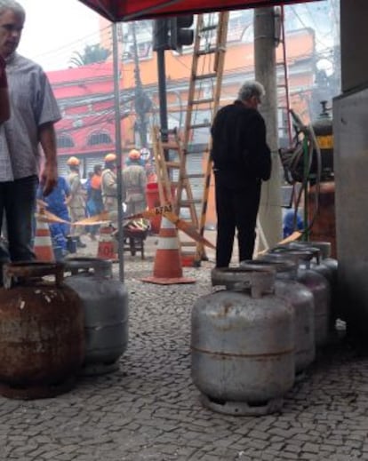 Bombonas de gas halladas en la parte trasera del edificio.