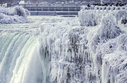 Paisaje congelado en las cataratas del Niágara (Ontario) tras las bajas temperaturas y fuertes nevadas.