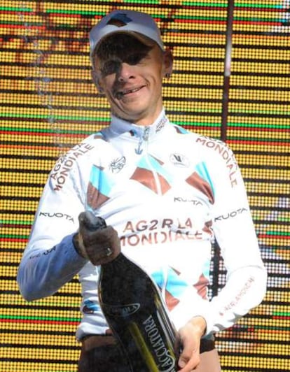 El francés Gadret (AG2R) celebra su victoria.