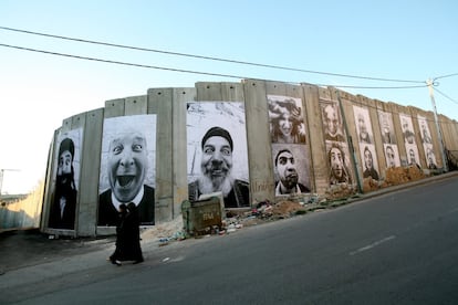 Uma das muitas vezes que JR foi preso foi em Israel enquanto trabalhava no projeto 'Face 2 Face'. Em 2007, o artista fotografou israelenses e palestinos com a mesma profissão e colou seus rostos frente a frente. Taxistas, professores... todos eram muito parecidos e falavam praticamente o mesmo idioma "como se fossem gêmeos criados separadamente", observou JR.