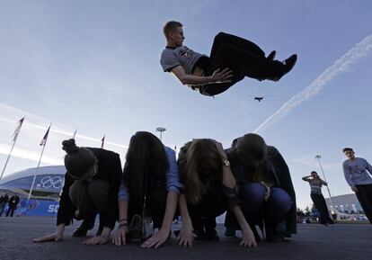 Unos artistas callejeros realizan su espectáculo en el Parque Olímpico de Sochi (Rusia). 