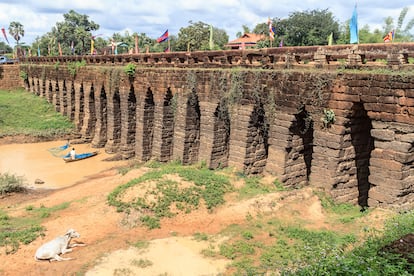 Spean Praptos, uno de los puentes de piedra con arcos más largos del mundo (87 metros), fue construido en el siglo XII, durante el reinado de Jayavarman VII. 