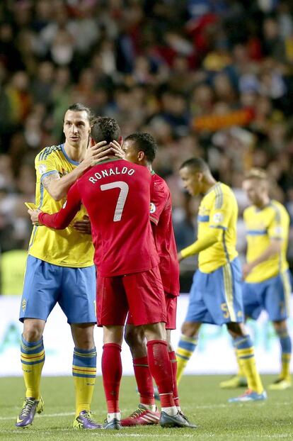 Cristiano Ronaldo e Ibrahimovic se saludan tras el encuentro.