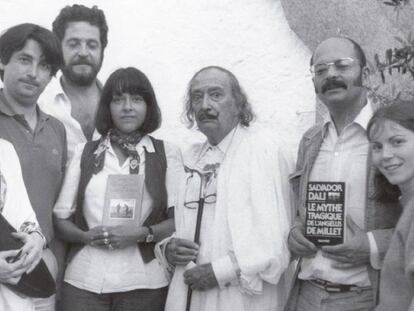 De izquierda a derecha, Ana Bohigas, Oscar Tusquets, Antonio López Lamadrid, Beatriz de Moura, Salvador Dalí y el editor francés Jean-Jacques Pauvert.