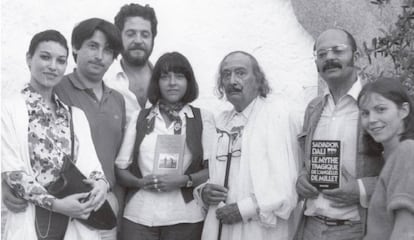 De izquierda a derecha, Ana Bohigas, Oscar Tusquets, Antonio López Lamadrid, Beatriz de Moura, Salvador Dalí y el editor francés Jean-Jacques Pauvert.