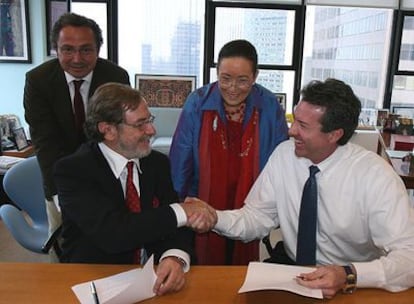 Juan Luis Cebrián y Robert Brazell firman el acuerdo estratégico entre PRISA e IBN en Nueva York en presencia de Manuel Polanco, director general de PRISA, y Violy McCausland, presidenta de Violy & Company.