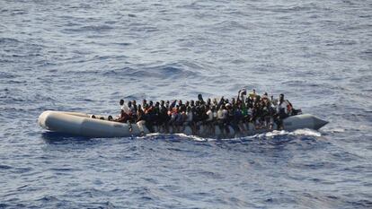 Imigrantes resgatados de uma embarcação diante da costa da Líbia