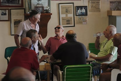 Domingo Tomás juega a una partida de domino con sus amigos en el bar La Camañana de Torre Pacheco, Murcia, este jueves.