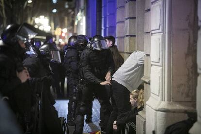 Los Mossos d'Esquadra registran a algunos de los manifestantes.