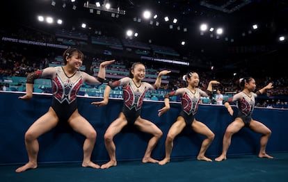 Las gimnastas de Japón Rina Kishi, Haruka Nakamura y Mana Okamura muestran su alegría tras clasificarse para la siguiente ronda en los Juegos, el 28 de julio. 