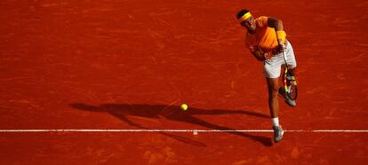 Nadal sirve durante el partido contra Bedene en Montecarlo.