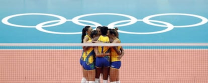 Las jugadoras brasileñas se abrazan antes del partido ante Argentina.