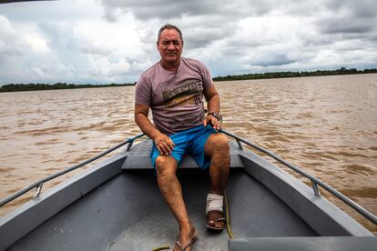 El expastor de búfalos, Domingo Maciel da Costa, del pueblo de Junco, en un bote en el lugar donde estaba su terreno, ahora inundado por las aguas del canal Urucurituba. Cuenta que antes de la década de 1990, el Urucurituba tenía el ancho de una manzana de viviendas de una ciudad y había tan solo unos kilómetros desde su nacimiento en la selva hasta su desembocadura. Sentado en su barca, explica: “En poco tiempo se convirtió en el monstruo que ven aquí”.