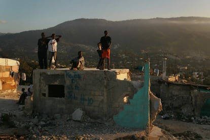 Un grupo de jóvenes en una zona destruida hace un año por el temblor que dejó unas 300.000 víctimas mortales, según el Gobierno haitiano.