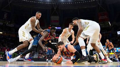 Los jugadores del Baskonia y el Real Madrid pelean por un rebote