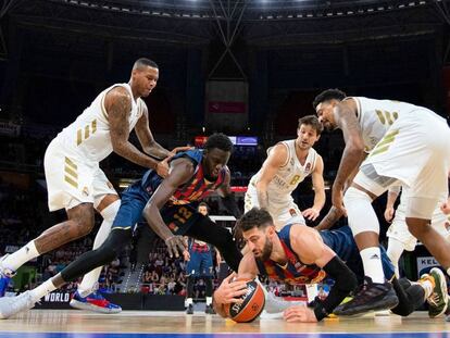 Los jugadores del Baskonia y el Real Madrid pelean por un rebote