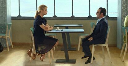 Virginie Efira y Jean Dujardin, en 'Un toque de altura'.
