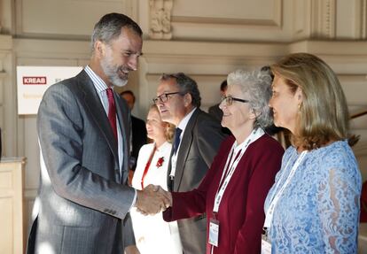 El rey Felipe VI estrecha la mano de la directora del diaro El País, Soledad Gallego-Díaz.