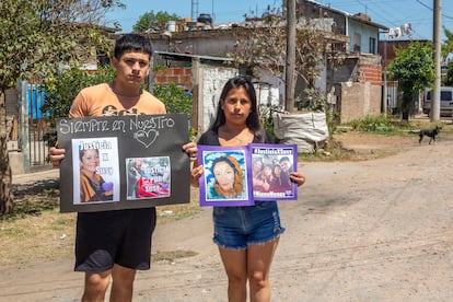 Adriana Herbas y Lucas Tomás Di Nisio, prima e hijo de Susana Cáceres en el barrio de Villa Trujui, provincia de Buenos Aires.