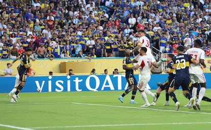 Otamendi marca el empate del Benfica ante Boca.