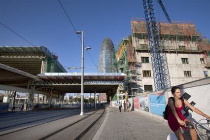 Imagen de las obras del Disseny Hub Barcelona en la plaza de las Glòries.