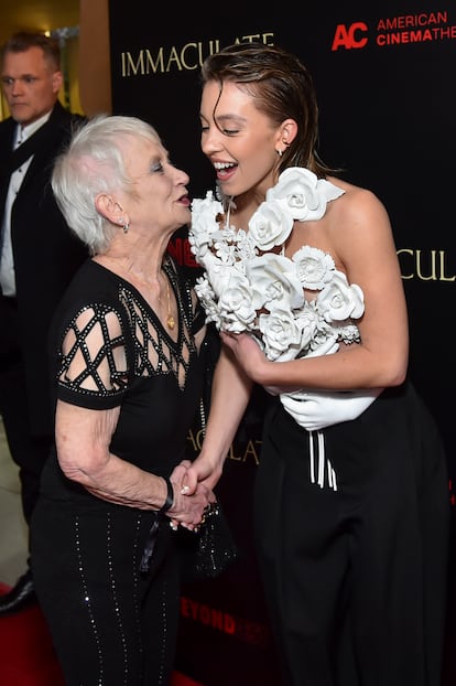 Sydney Sweeney y su abuela en la alfombra roja del estreno de 'Inmaculate', el 15 de marzo de 2024 en Los Ángeles (California).