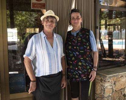 El peruano Jorge Chía (59 años) y la valenciana Ana María (50 años) han recalado en Balsa de Ves para encargarse del bar municipal de la piscina. Él se muestra agradecido por una oportunidad que pensaba imposible. Mientras barre el local, evoca la poesía de los sitios pequeños: “Hay algo muy hermoso en esta quietud. Quién sabe si nos quedaremos”.