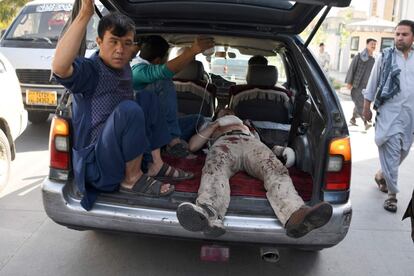 Un hombre herido es trasladado en un taxi local a un hospital.