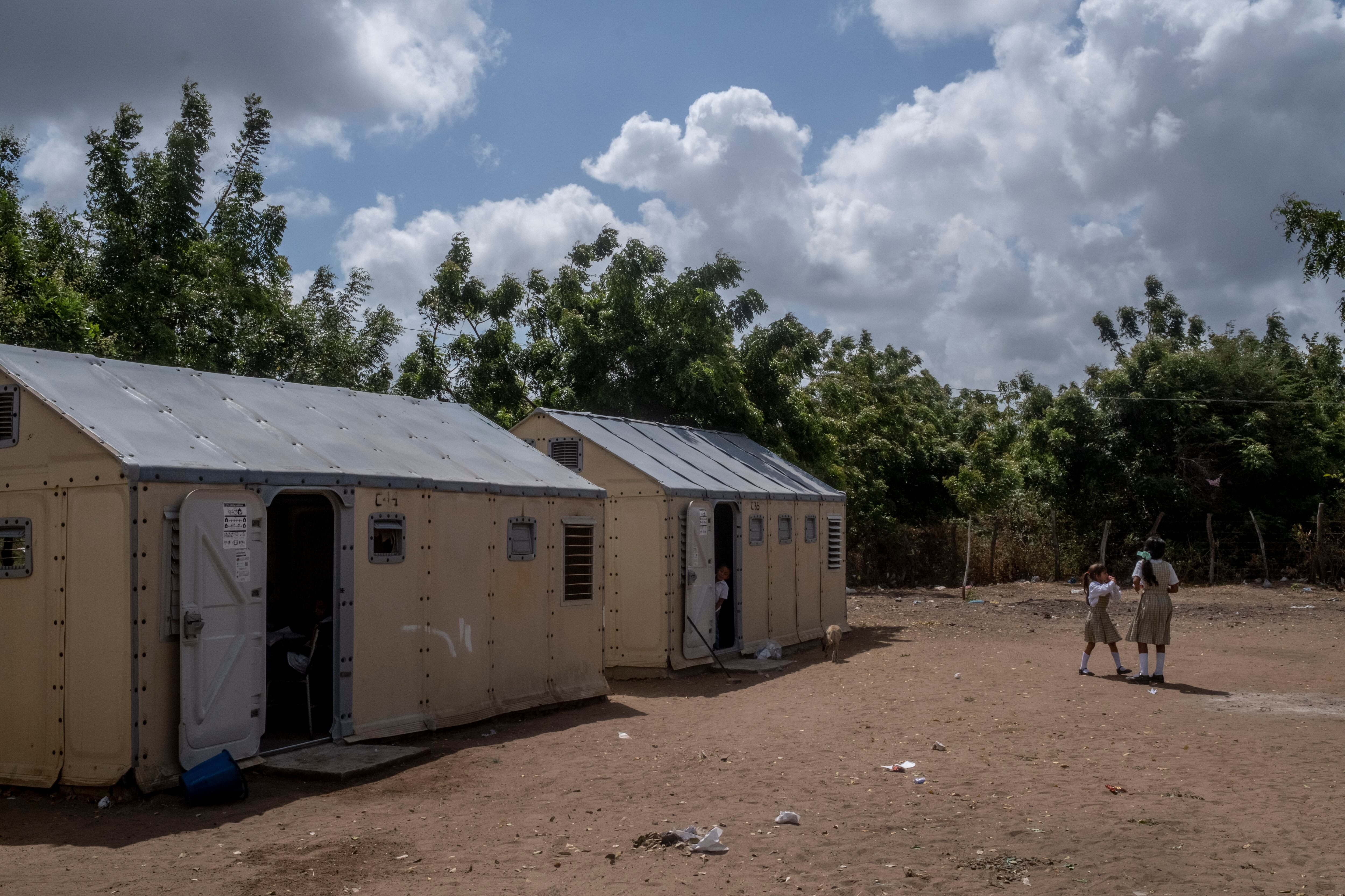 El Pueblito Wayuu es una escuela que recibió los contenedores que antiguamente hacían parte del Centro de Atención Integral en las afueras de Maicao.