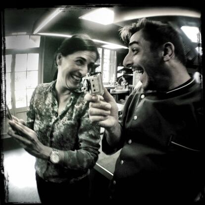 El menor de los tres hermanos del célebre Celler de Can Roca, con la ganadora de un concurso de fotos en Instagram. <p><p>A los hermanos Roca les gusta tanto Instagram que no dudaron cuando desde el patronato de turismo de la Costa Brava les propusieron que el premio de un concurso en Instagram fuera visitar la cocina del Celler.<p><p> Y fotografiarla, claro. <p><p>“Los participantes tenían que colgar fotos relativas a la gastronomía de la comarca. Fue todo un éxito: casi 20.000 imágenes, fotos divertidísimas, trabajadísimas... La ganadora contaba mucho con muy poco: un cuchillo y un tenedor al que le faltaban los dientes del medio, cruzados, con lo que quedaba como una mano rockera. Y debajo ponía ‘Roca’n Roll. Cuando vino aquí, todo le parecía instagrameable”, cuenta Jordi Roca.
