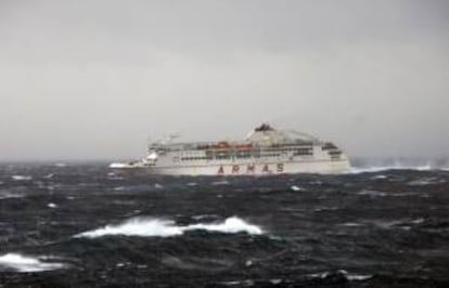 El ferry "Volcán de Taburiente", de Armas, ha regresado al puerto de Los Cristianos, en el sur de Tenerife, tras declararse un incendio en un remolque de un camión. EFE/Archivo