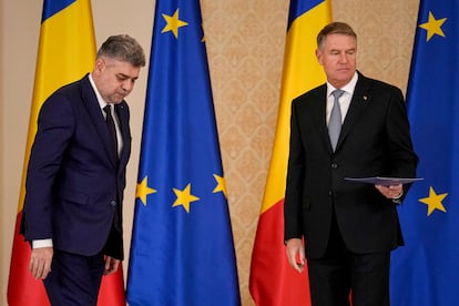 El primer ministro Marcel Ciolacu despus de prestar juramento al presidente rumano Klaus Iohannis en el palacio presidencial de Cotroceni en Bucarest, el 23 de diciembre.