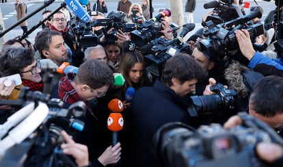 Un grupo de periodistas rodea a ??igo Errejn a su llegada a los juzgados de Plaza de Castilla (Madrid) este jueves. 