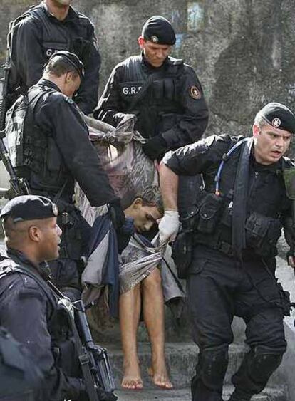 Un policía vigila la favela Morro de la Mineira, tras el tiroteo registrado ayer.