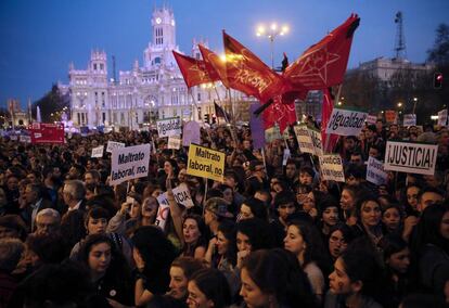 Un momento de la manifestación del Día Internacional de la Mujer 2017 en la plaza de Cibeles, en Madrid.