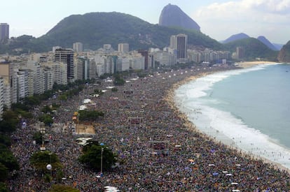Cientos de miles de personas se congregan en la playa de Copacabana, en Rio de Janeiro, el 28 de julio de 2013. Esa fue la última misa del papa Francisco durante su visita a Brasil.